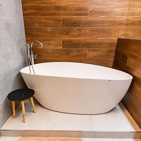 Luxury Close To Centre, Vusch Private Parking Included Apartman